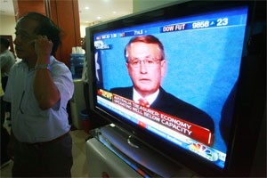 An investor walks away from a TV broadcasting the media CNBC’s report on commodities price. Investors often misses profit-taking chances from mineral stocks as they tend to shun important technical indicators suggesting the chances are coming (Photo:Minh Tri)