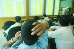 Rumors control the tides on the Vietnamese stock market as listed firms fail to acknowledge gossip and deny investors easy access to information (Photo:Minh Tri)