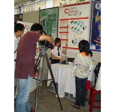 A student talks about her project to tackle a scam by motorbike repair shops, where they scatter nail like objects on the streets to increase customers for fixing their flat tires (Photo: U. Phuong)