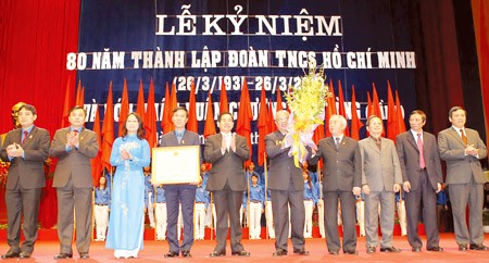 President Nguyen Minh Triet confers the Gold Star Order awarded by the State on the HCM Youth Union