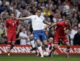 England's captain John Terry (C) vies with captain of Wales Aaron Ramsey during their on March 26, 2011 . AFP