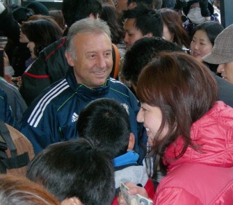 Japan's head coach Alberto Zaccheroni (C) is surrounded by Japanese football fans as he stages a fund raising campaign for victims of the tsunami and earthquake in Osaka on March 26, 2011. AFP