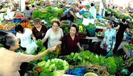 Shoppers buy vegetables at a market in Ho Chi Minh City (Photo: SGGP)