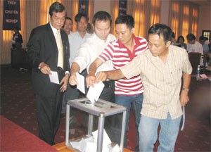 Shareholders put their vote into a voting box at an annual general meeting in HCMC. Many shareholders were frustrated with their firm’s low dividend rates this year (Photo:Minh Tri)