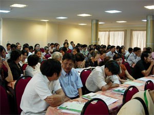 Shareholders of a listed company discuss at an annual general meeting in HCMC (Photo:Minh Tri)