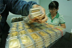 Mini gold bars are put into plastic packs at a jewelry shop. Domestic physical gold remains unchanged in spite of the rising global price (Photo:Minh Tri)