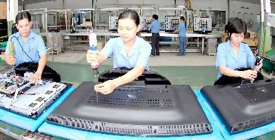 Workers make LCD televisions at Tan Binh Electronic Joint Stock Company in Ho Chi Minh City (Photo: SGGP)