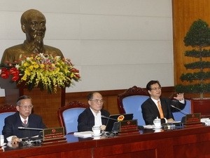 PM Nguyen Tan Dung (R) dilivers speech at the regular meeting in Hanoi, March 30, 2011. (Photo: VNA)