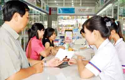 People buy drugs in a pharmacy in Hai Ba Trung street. Government should inform people of the pharmacies which distribute drugs in the stabilization program (Photo: SGGP)