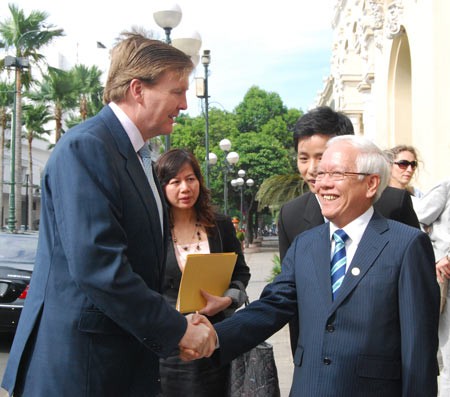 Prince Willem Alexander of the Netherlands (left) shakes hands of chairman Le Hoang Quan of the HCMC People’s Committee