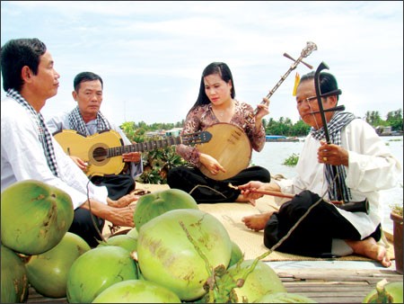 The file photo shows a performance of the amateur music in the Mekong Delta. After crops farmers often group and perform the amateur music. (Photo: Hoang Son/phunuonline)