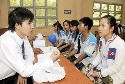 Chuyên viên Trường Đại học Trà Vinh tư vấn chọn nghề cho học sinh. Ảnh: MAI HẢI