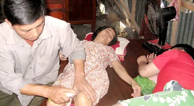 Chồng bệnh nặng vất vả nuôi vợ, con… tàn phế