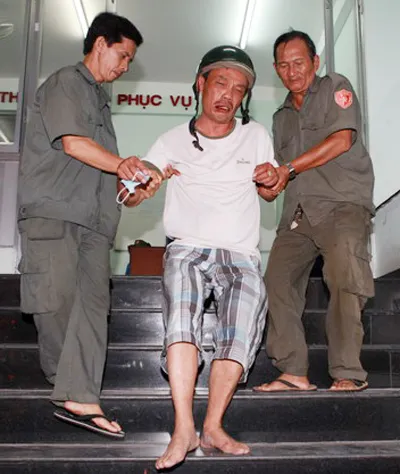 Vụ Việt Kiều bị đánh đập dã man tại quán cơm Minh Đức: Công an Quận 1 tạm đình chỉ điều tra vụ án