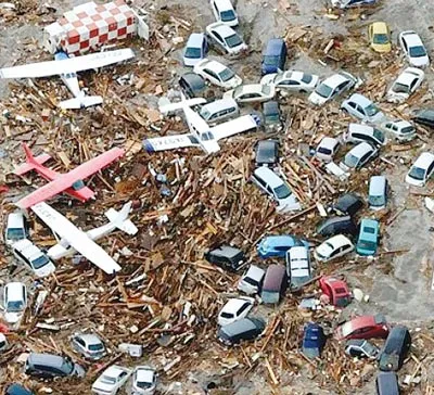 Sóng thần sau động đất đã cuốn trôi phương tiện lưu thông tại sân bay Sendai, tỉnh Miyagi, Nhật Bản. Ảnh: AP