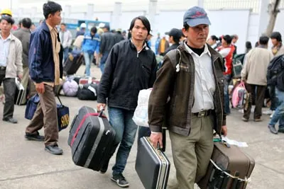 Những lao động Việt Nam cuối cùng trở về từ Libya vào sáng 9-3.