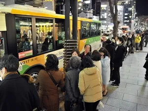 Người dân xếp hàng chờ xe buýt ở Tokyo sau khi hệ thống xe điện ngừng hoạt động.