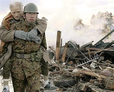 Quân đội Nhật Bản cứu người bị vùi trong đống đổ nát ở Miyagi.