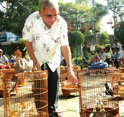 Ông là một trong những người chơi chim lâu năm, đang cẩn thận xếp từng lồng chim lại gần cho chúng đua nhau hót.