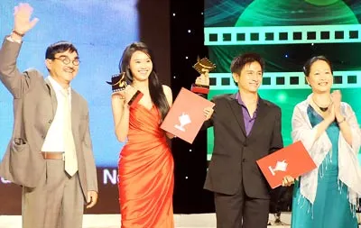 Lan Ngọc và Đình Toàn (giữa) đoạt giải Diễn viên nữ và nam chính xuất sắc nhất thể loại phim truyện nhựa. Ảnh: An Dung