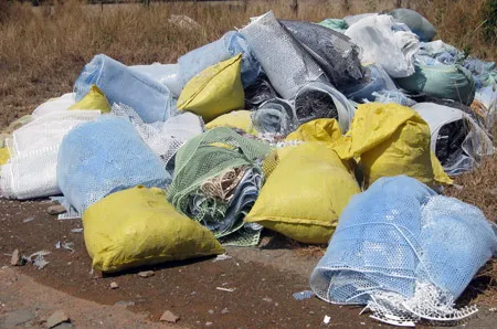 Các bao rác chưa kịp tiêu hủy.