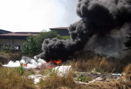 Tái diễn đổ trộm rác thải vào làng đại học