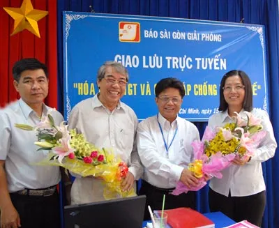 TBT Báo SGGP Trần Thế Tuyển (thứ hai, từ phải sang) tặng hoa khách mời. Ảnh: Cao Thăng