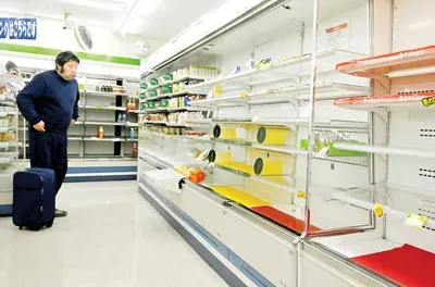 Một siêu thị với những kệ hàng trống trơn tại thủ đô Tokyo.