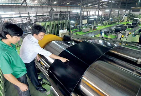 Đội ngũ công nhân trẻ của Công ty Cao su Bến Thành trao đổi kinh nghiệm sản xuất, nâng cao tay nghề. Ảnh: VIỆT DŨNG