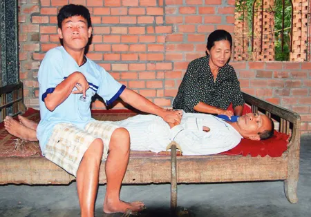 Gia đình có hai người bệnh nặng