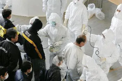 Nhân viên y tế kiểm tra mức độ phơi nhiễm phóng xạ cho người dân ở Nihonmatsu , tỉnh Fukushima ngày 16-3. Ảnh: TTXVN