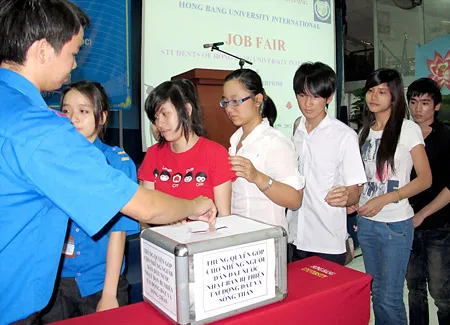 Sinh viên Trường Đại học quốc tế Hồng Bàng TPHCM quyên góp ủng hộ nhân dân Nhật Bản bị động đất, sóng thần.