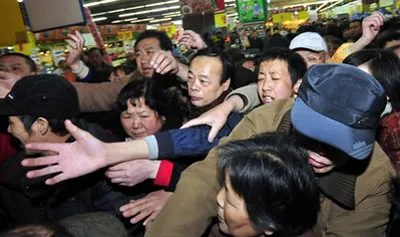 Cảnh người dân ở Cam Túc (Trung Quốc) chen lấn mua muối hôm 17-3. Ảnh: AFP