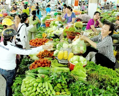 Hàng hóa dồi dào với giá bình ổn tại các chợ TPHCM góp phần duy trì sinh hoạt bình thường của người dân. Ảnh: CAO THĂNG