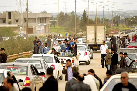 Hàng ngàn người sơ tán khỏi thành phố Benghazi.