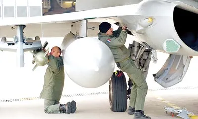 Nhân viên không lực Pháp kiểm tra thiết bị của máy bay chiến đấu Rafale tại căn cứ quân sự Saint - Dizier.