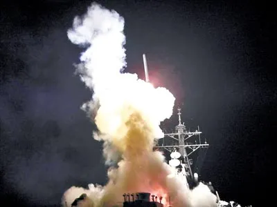 Tên lửa Tomahawk phóng đi từ tàu khu trục USS Barry hôm 19-3.