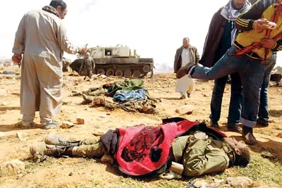 Thi thể quân nhân theo Chính phủ Libya tại al-Wayfiyah, cách Benghazi 35km về phía Tây.