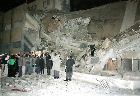 Dinh thự của ông Gaddafi trúng tên lửa