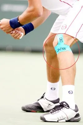 Băng đầu gối có dòng chữ biểu tượng thể hiện sự ủng hộ Nhật Bản của Djokovic.