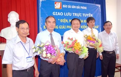 Phó TBT Báo SGGP Lê Tiền Tuyến (bìa phải) tặng hoa khách mời. Ảnh: Cao Thăng