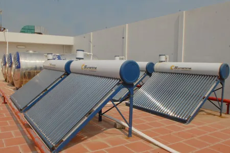 Hệ thống máy nước nóng sử dụng năng lượng mặt trời tại một cao ốc ở TPHCM. Ảnh: Cao Thăng