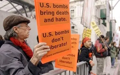 Người Mỹ biểu tình phản đối chiến tranh ở Libya