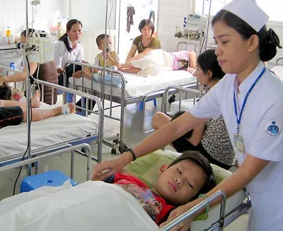 Bệnh nhi ngụ tại TPHCM nhập viện nhiều hơn trẻ ở các tỉnh. Ảnh: Nh.Ngọc