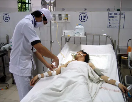 Một thanh niên bị đâm trước phòng cấp cứu bệnh viện