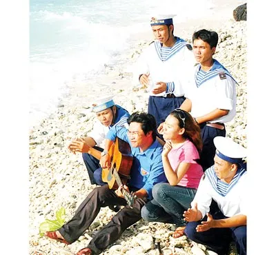 NS Xuân Nghĩa (đàn ghi-ta) hát cùng các chiến sĩ trẻ.