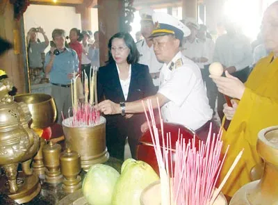 Thắp hương tưởng niệm tại chùa Sinh Tồn.