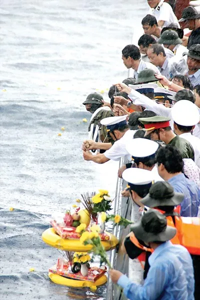 Tưởng niệm các liệt sĩ hy sinh để bảo vệ chủ quyền biển đảo Tổ quốc.