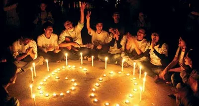 Một nhóm bạn trẻ ở Hội An (Quảng Nam) thắp nến thành con số 60+ trong Giờ Trái đất. Ảnh: NGUYÊN KHÔI