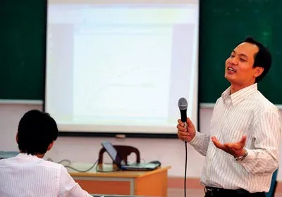 TS Từ Diệp Công Thành, giảng viên bộ môn Cơ điện tử, khoa Cơ khí, Trường ĐH Bách khoa TPHCM, được phong Phó Giáo sư ở tuổi 32. Anh ở lại trường làm công tác giảng dạy vì chỉ có môi trường này mới có thể giúp anh truyền lại cho thế hệ sau những kiến thức mà mình đã học cũng như cập nhật kiến thức để thỏa mãn sở thích nghiên cứu.